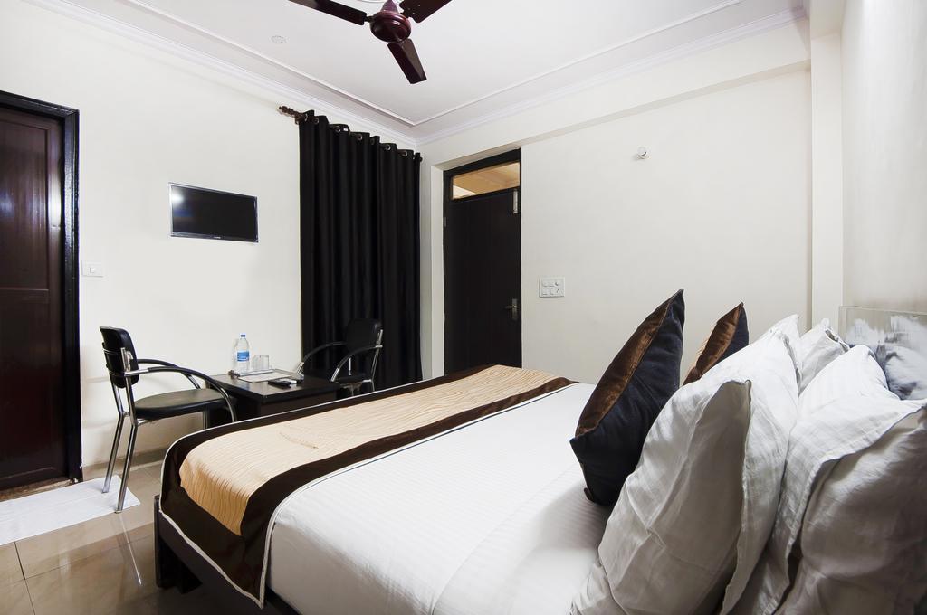 Charanpahari Hotel Nowe Delhi Zewnętrze zdjęcie