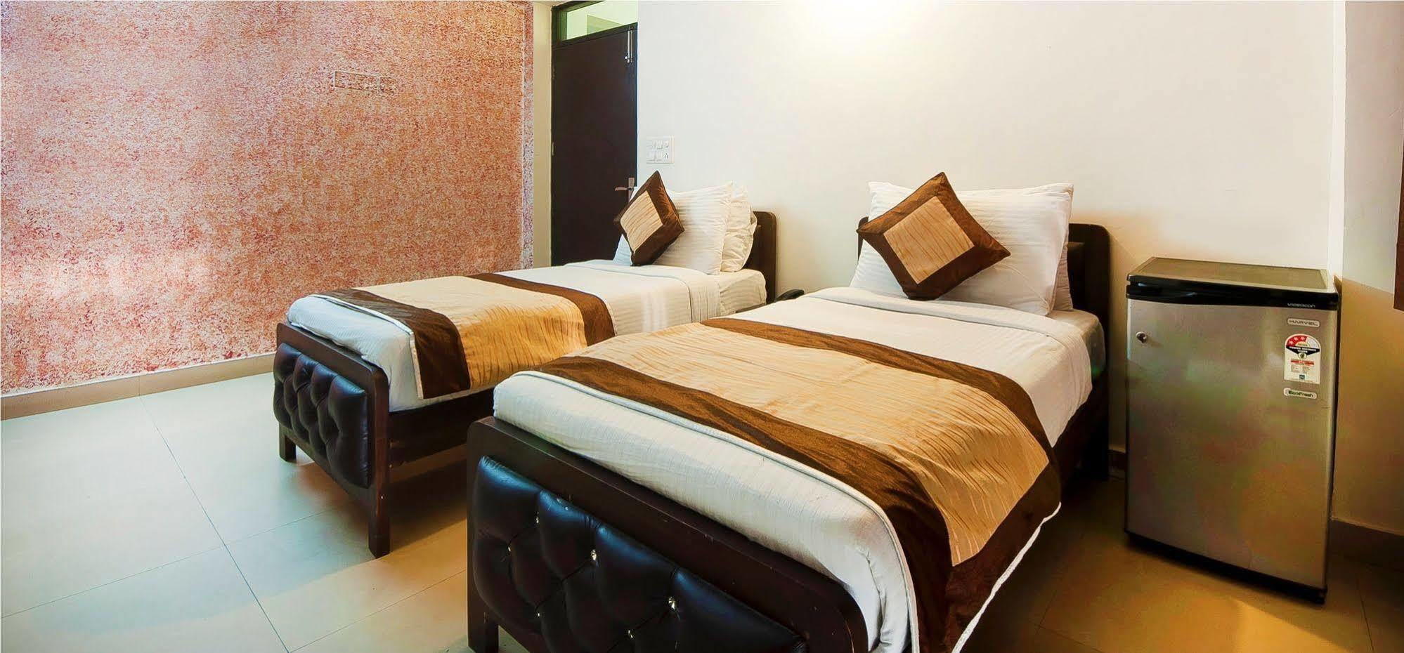 Charanpahari Hotel Nowe Delhi Zewnętrze zdjęcie