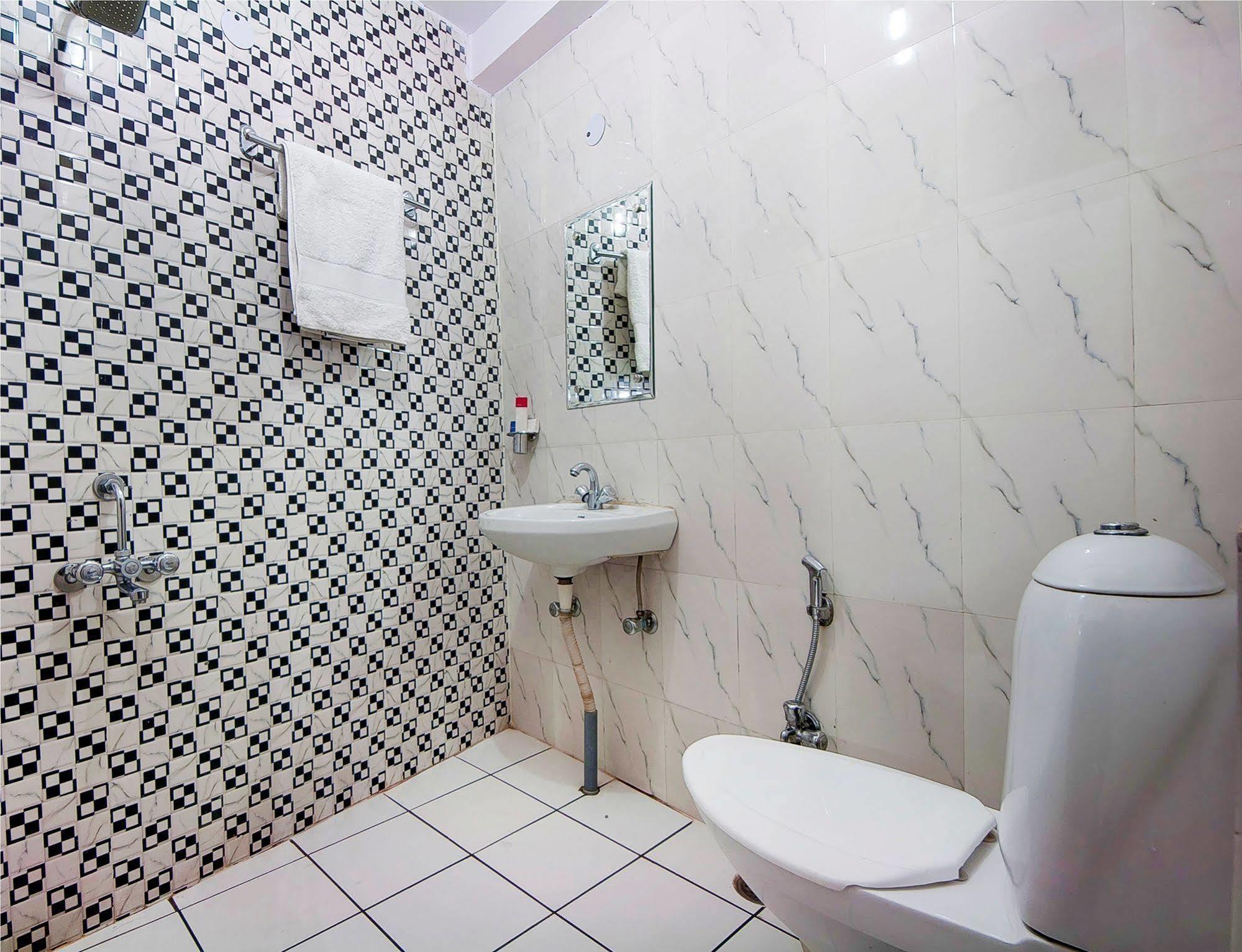 Charanpahari Hotel Nowe Delhi Zewnętrze zdjęcie