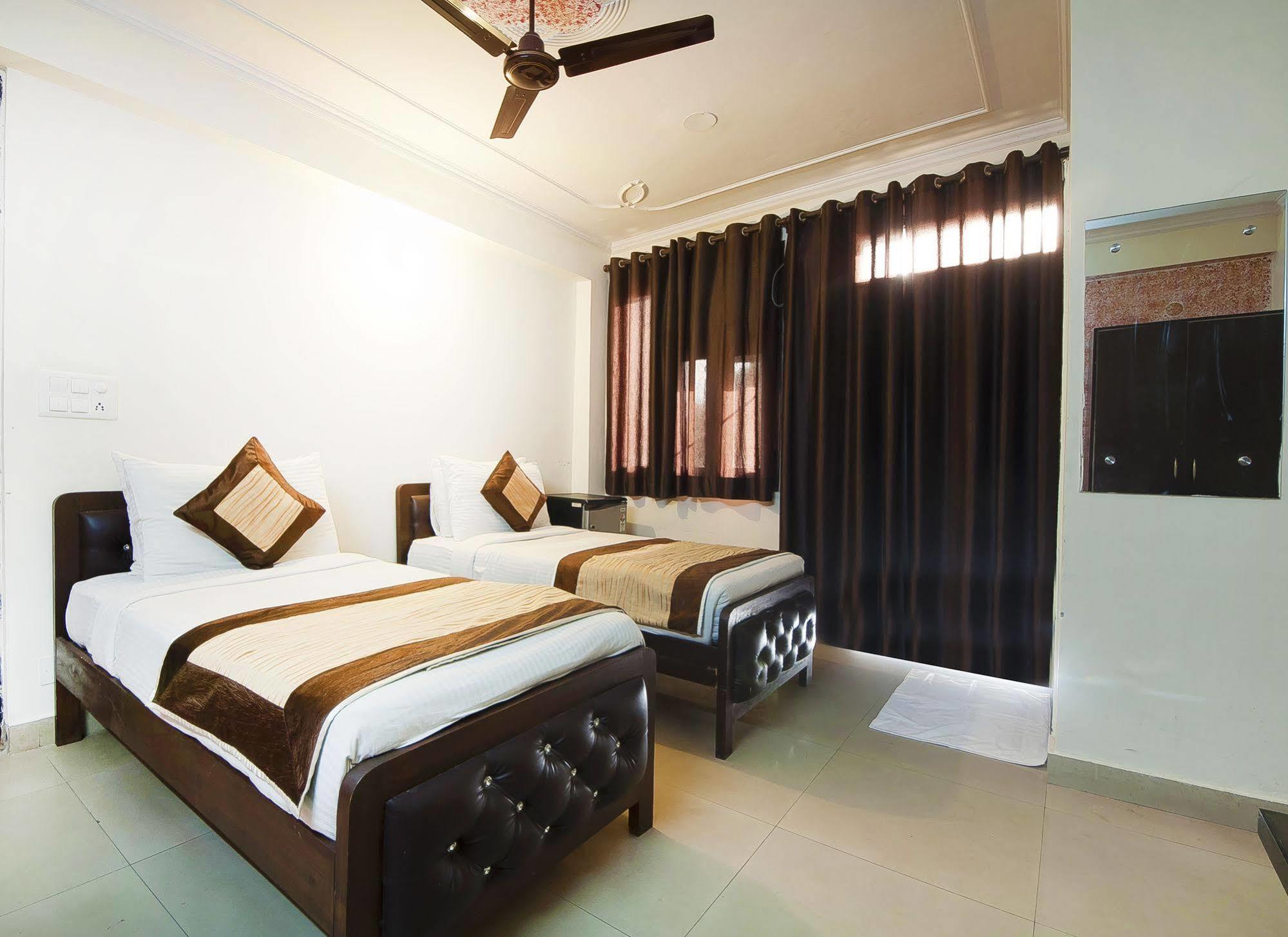 Charanpahari Hotel Nowe Delhi Zewnętrze zdjęcie