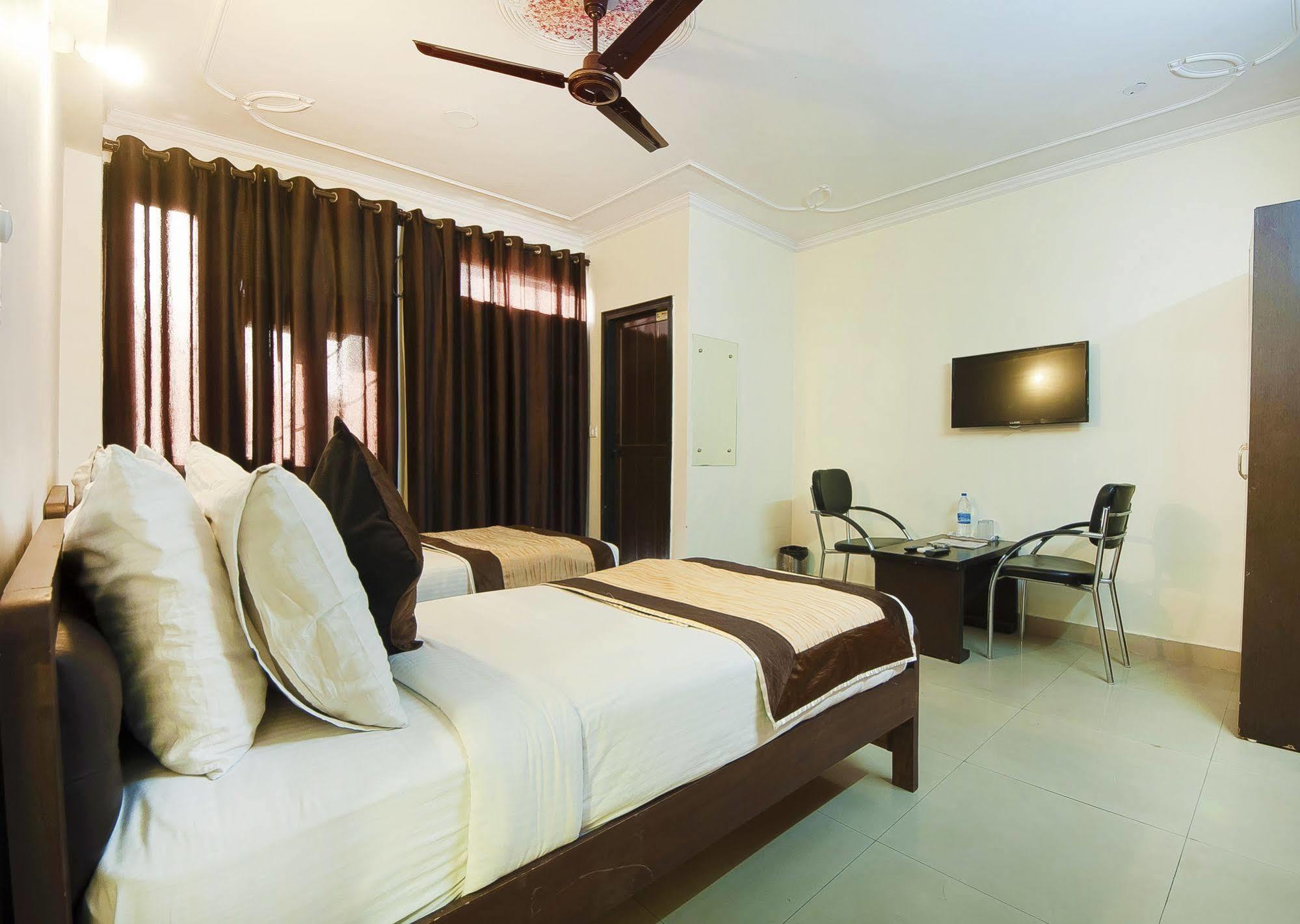Charanpahari Hotel Nowe Delhi Zewnętrze zdjęcie