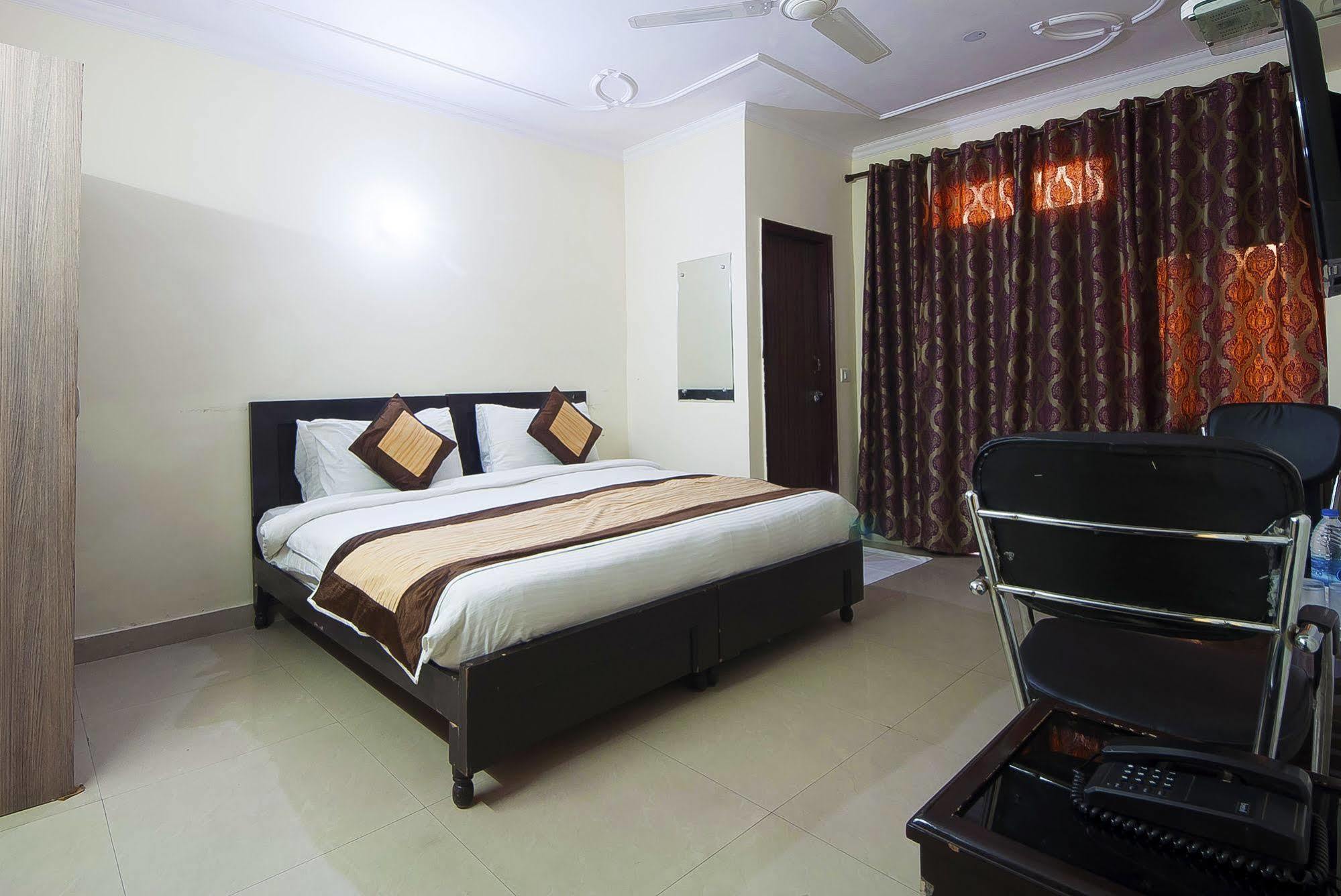 Charanpahari Hotel Nowe Delhi Zewnętrze zdjęcie
