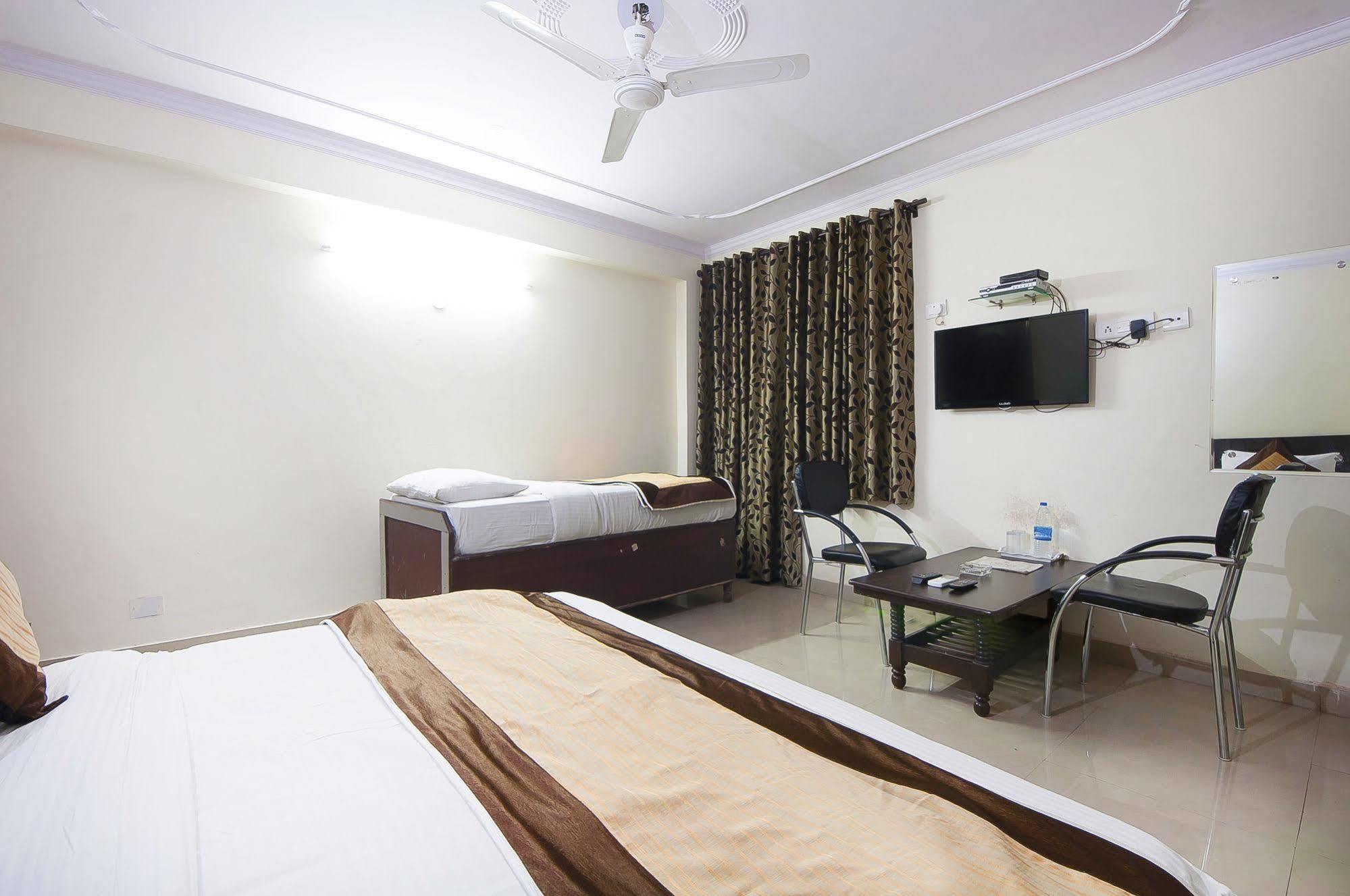 Charanpahari Hotel Nowe Delhi Zewnętrze zdjęcie