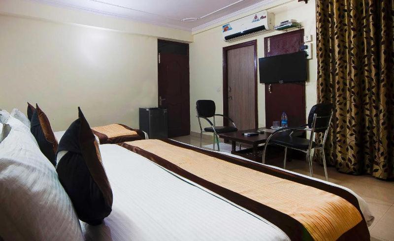 Charanpahari Hotel Nowe Delhi Zewnętrze zdjęcie